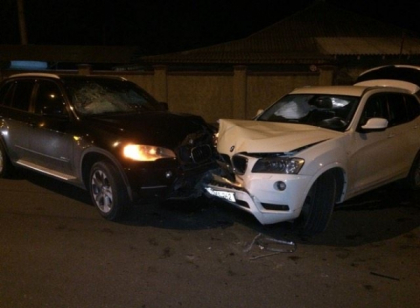 Accident grav pe strada Vasile Lupu: doua BMW-uri s-au ciocnit violent - GALERIE FOTO Accident grav pe strada Vasile Lupu: doua BMW-uri s-au ciocnit violent - GALERIE FOTO