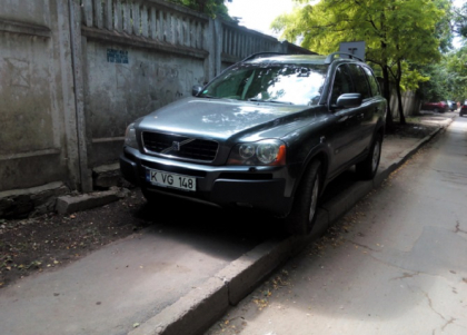 FOTO. Culmea TUPEULUI. Cum si unde si-a parcat masina un sofer din capitala