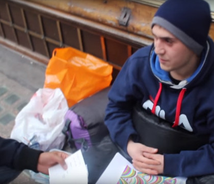 Gestul emotionant facut de Craciun de un musulman britanic. Ce s-a intamplat cand a intalnit un cersetor roman. VIDEO Gestul emotionant facut de Craciun de un musulman britanic. Ce s-a intamplat cand a intalnit un cersetor roman. VIDEO