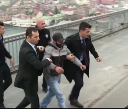 Presedintele turc ar fi reusit sa convinga un barbat sa nu se sinucida. Erdogan nici macar nu s-a dat jos din masina Presedintele turc ar fi reusit sa convinga un barbat sa nu se sinucida. Erdogan nici macar nu s-a dat jos din masina