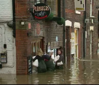 Cele mai grave inundatii din Anglia din ultimii 15 ani. Premierul David Cameron a convocat o sedinta de urgenta