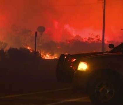 Sudul Californiei, parjolit de un incendiu inspaimantator. Zeci de familii evacuate, si doua autostrazi inchise