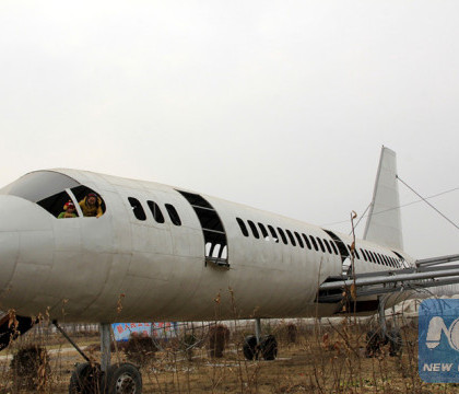 Un fermier analfabet din China a construit singur un avion urias, insa toti raman surprinsi cand afla ce este inauntru Un fermier analfabet din China a construit singur un avion urias, insa toti raman surprinsi cand afla ce este inauntru