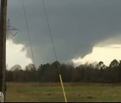 Fenomene meteo extreme in SUA: 43 de morti si sute de curse aeriene anulate din cauza tornadelor Fenomene meteo extreme in SUA: 43 de morti si sute de curse aeriene anulate din cauza tornadelor