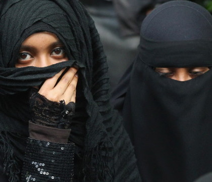O mama a fost mutilata si ucisa de o politista ISIS pentru ca isi alapta copilul in public. Ce s-a intamplat cu bebelusul O mama a fost mutilata si ucisa de o politista ISIS pentru ca isi alapta copilul in public. Ce s-a intamplat cu bebelusul