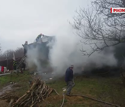 Gestul eroic al unui barbat din Galati, dupa ce i-a luat foc casa. A trecut prin foc si si-a salvat mama in ultima clipa Gestul eroic al unui barbat din Galati, dupa ce i-a luat foc casa. A trecut prin foc si si-a salvat mama in ultima clipa