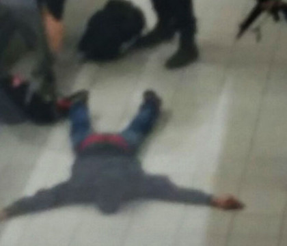 Panica pe aeroportul international din Amsterdam. Ce a urmat dupa ce acest barbat a strigat ca are o bomba - FOTO Panica pe aeroportul international din Amsterdam. Ce a urmat dupa ce acest barbat a strigat ca are o bomba - FOTO