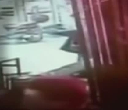 Doi morti si mai multi raniti in urma unui atac armat intr-un bar din Tel Aviv. Primele imagini video cu momentul tragediei