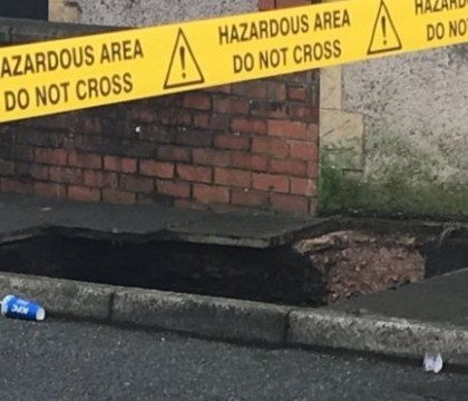 Mergea pe strada cand a fost inghitit de o groapa de 5 metri. Politistii au fost socati cand au ajuns la fata locului Mergea pe strada cand a fost inghitit de o groapa de 5 metri. Politistii au fost socati cand au ajuns la fata locului