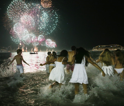 Peste 300 de tone de gunoi, dupa Revelionul din Rio de Janeiro. In cat timp l-au curatat 1.200 de muncitori