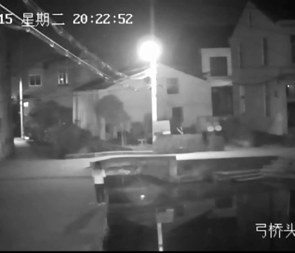 Obsesia pentru telefonul mobil i-a adus moartea unei chinezoaice. Ce au surprins camerele de supraveghere
