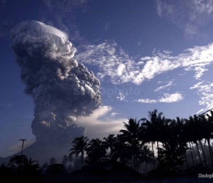 Stare de alerta ridicata in Indonezia. Un vulcan din provincia Sulawesi a aruncat fum si cenusa la 300 de metri inaltime