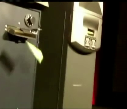 Metoda prin care opt indivizi au furat 200.000 de euro din bancomate fara sa le atinga. Suspectii, retinuti de politie