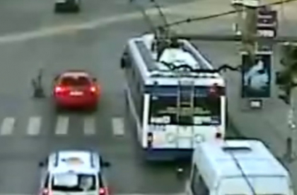 Accident FILMAT in capitala! Tanara LOVITA de o masina in timp ce traverseaza strada. VIDEO