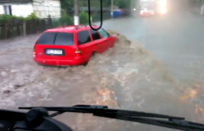Suvoaie de apa si strazi transformate in rauri la Balti. Cum arata orasul pe timp de ploaie. VIDEO