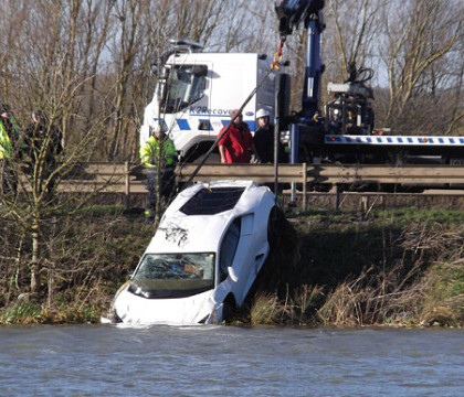 Soferul unui Lamborghini a plonjat intr-un lac, la o saptamana dupa ce l-a cumparat. Care ar fi fost motivul Soferul unui Lamborghini a plonjat intr-un lac, la o saptamana dupa ce l-a cumparat. Care ar fi fost motivul
