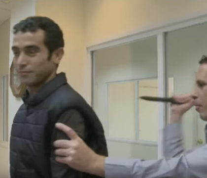 Un reporter israelian a vrut sa testeze o vesta anti- injunghiere, in direct. Ce s-a intamplat cand a fost lovit cu cutitul - VIDEO Un reporter israelian a vrut sa testeze o vesta anti- injunghiere, in direct. Ce s-a intamplat cand a fost lovit cu cutitul - VIDEO