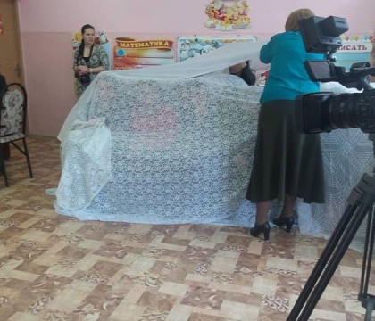 Solutia unor educatoare din capitala pentru serbarea de Craciun. De ce au stat parintii ascunsi dupa perdea