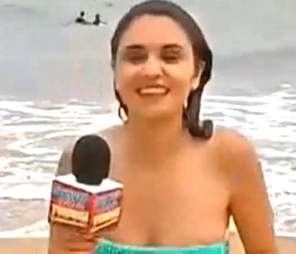 Incident stanjenitor in direct, la TV, in momentul in care prezentatoarea este lovita de un val si lasata fara sutien. VIDEO