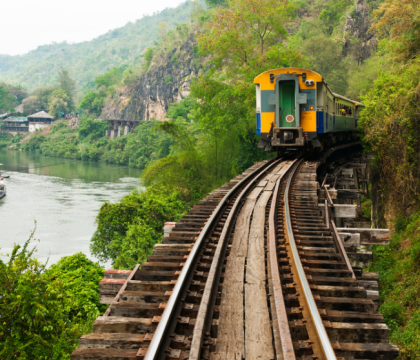 Cel putin 4 morti si 30 de raniti intr-un grav accident feroviar din Thailanda. Un tren s-a ciocnit cu un camion cu animale