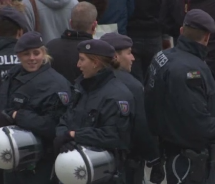 Austria intra pe lista tarilor unde femeile au fost agresate sexual de Revelion. Suspectii, barbati din Siria si Afganistan Austria intra pe lista tarilor unde femeile au fost agresate sexual de Revelion. Suspectii, barbati din Siria si Afganistan