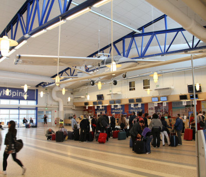 Un aeroport din Suedia a fost evacuat dupa o alerta cu bomba. Descoperirea facuta intr-un bagaj, la controlul de securitate Un aeroport din Suedia a fost evacuat dupa o alerta cu bomba. Descoperirea facuta intr-un bagaj, la controlul de securitate