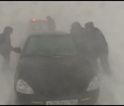 Prapad in Rusia, din cauza unei furtuni de zapada. Sute de masini au ramas blocate timp de o zi in sudul Moscovei Prapad in Rusia, din cauza unei furtuni de zapada. Sute de masini au ramas blocate timp de o zi in sudul Moscovei