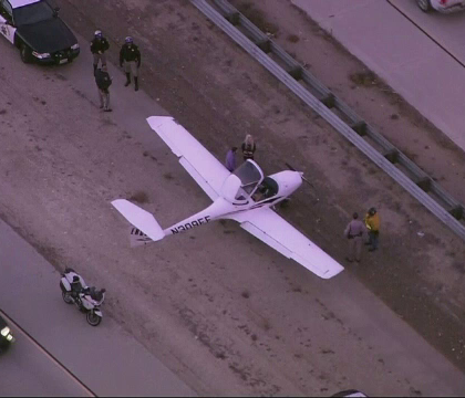 Un avion de mici dimensiuni a aterizat pe o autostrada din California. Soferii, nevoiti sa schimbe brusc benzile