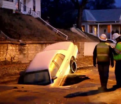 Clipe de groaza pentru o soferita din SUA. Pamantul s-a surpat sub masina ei si a cazut intr-o groapa