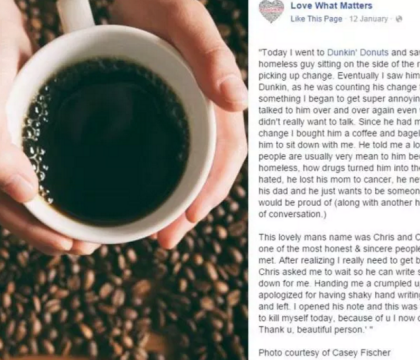 I-a cumparat o cafea unui cersetor si l-a ascultat, iar la final el i-a dat un biletel. Mesajul emotionant pe care l-a scris - FOTO