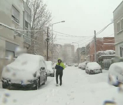 Iarna a pus stapanire pe Romania. Trotuare blocate de troiene si sute de strazi care nu au fost deszapezite. Chinurile prin care trec bucurestenii dupa ninsori Iarna a pus stapanire pe Romania. Trotuare blocate de troiene si sute de strazi care nu au fost deszapezite. Chinurile prin care trec bucurestenii dupa ninsori