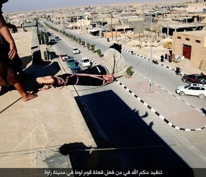 ISIS a difuzat imagini cu executia unui barbat homosexual in fata a zeci de oameni. Modul socant in care au ales sa-l ucida ISIS a difuzat imagini cu executia unui barbat homosexual in fata a zeci de oameni. Modul socant in care au ales sa-l ucida