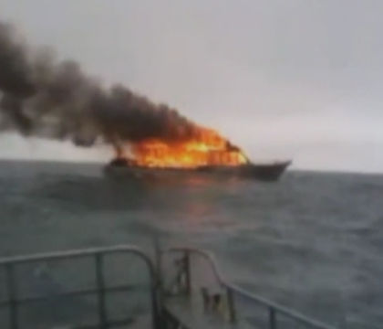 O ambarcatiune de lux, plina cu turisti, a luat foc in Noua Zeelanda. Oamenii au sarit in apa pentru a se salva O ambarcatiune de lux, plina cu turisti, a luat foc in Noua Zeelanda. Oamenii au sarit in apa pentru a se salva
