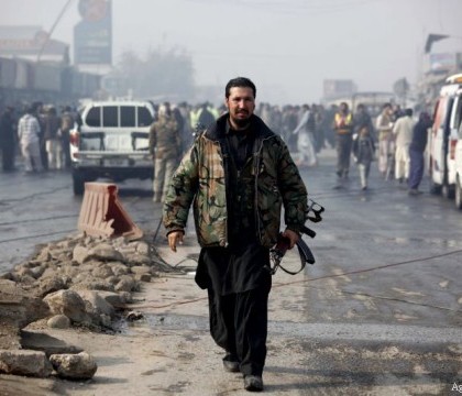 Atac sinucigas in Pakistan, cu cel putin 10 morti si 20 de raniti. Autorul a intrat cu motocicleta intr-o masina de politie