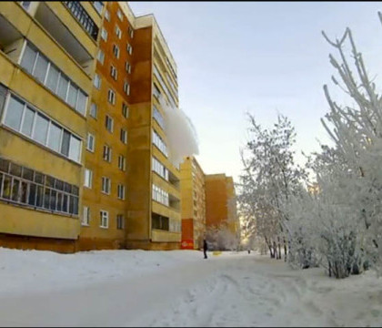 Experiment rusesc. Ce se intampla cand ii torni unui om apa fiarta in cap la minus 36 de grade. VIDEO