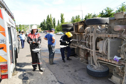 Doua camioane s-au ciocnit in apropiere de Balti. Unul dintre ele s-a rasturnat. VIDEO Doua camioane s-au ciocnit in apropiere de Balti. Unul dintre ele s-a rasturnat. VIDEO