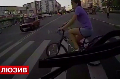 O adolescenta care se plimba cu bicicleta, lovita mortal de un autobuz. IMAGINI SOCANTE la Moscova O adolescenta care se plimba cu bicicleta, lovita mortal de un autobuz. IMAGINI SOCANTE la Moscova