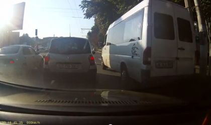 Pe trotuar, la rosu. Soferii de microbuze asa si nu se mai invata minte. Vezi cum circula. VIDEO