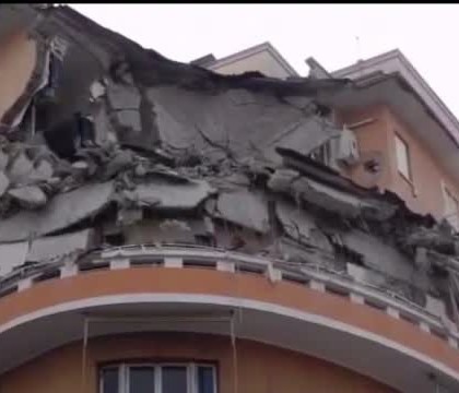 Cladire din Roma, prabusita dupa ce un locatar a facut cateva reparatii in casa. Zece familii, afectate de incident - FOTO