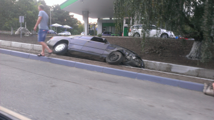 Cu masina direct in sant. Un automobil a derapat de pe sosea in urma unui accident. FOTO Cu masina direct in sant. Un automobil a derapat de pe sosea in urma unui accident. FOTO
