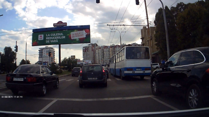 Ei fac totul invers? Cum reactioneaza acesti soferi din capitala cand semaforul se schimba in rosu. VIDEO Ei fac totul invers? Cum reactioneaza acesti soferi din capitala cand semaforul se schimba in rosu. VIDEO