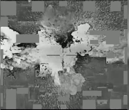 Momentul in care mai multe camioane ale Statului Islamic sunt aruncate in aer, in Siria, de catre fortele speciale britanice