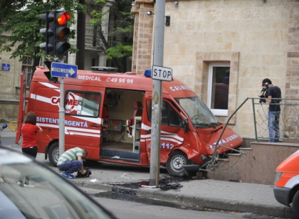 Accident GRAV in centrul capitalei. O ambulanta a lovit in plin un automobil, dupa ce ar fi trecut la rosu - GALERIE FOTO Accident GRAV in centrul capitalei. O ambulanta a lovit in plin un automobil, dupa ce ar fi trecut la rosu - GALERIE FOTO