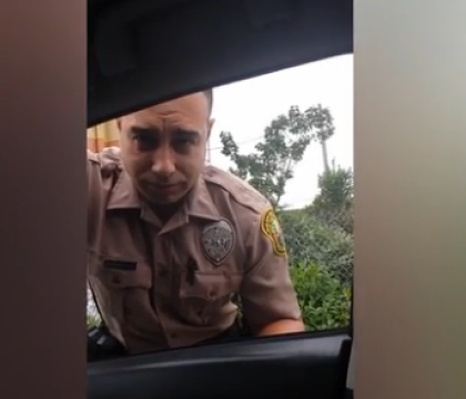 O americanca a urmarit in trafic un politist care mergea cu viteza. Ce s-a intamplat dupa ce amandoi au oprit pe dreapta - VIDEO O americanca a urmarit in trafic un politist care mergea cu viteza. Ce s-a intamplat dupa ce amandoi au oprit pe dreapta - VIDEO