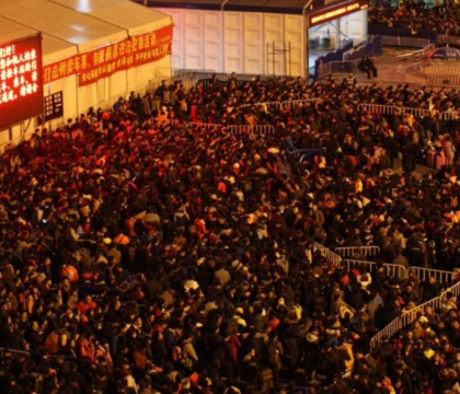 Zapezile au paralizat traficul feroviar din China. Peste 100.000 de chinezi au ramas blocati in gara din Guangzhou Zapezile au paralizat traficul feroviar din China. Peste 100.000 de chinezi au ramas blocati in gara din Guangzhou