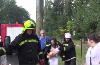 VIDEO. Momentul in care un bebelus de doar 3 zile si mama sa sunt SALVATI de suvoaiele de apa din capitala VIDEO. Momentul in care un bebelus de doar 3 zile si mama sa sunt SALVATI de suvoaiele de apa din capitala