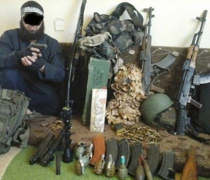 Un suspect ISIS, care s-a dat drept "refugiat sirian", s-a pozat langa un arsenal intreg dupa ce a ajuns in Germania