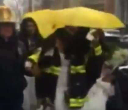 Nunta unei tinere a fost distrusa de prabusirea macaralei din New York. Ce s-a intamplat dupa ce au vazut-o pompierii Nunta unei tinere a fost distrusa de prabusirea macaralei din New York. Ce s-a intamplat dupa ce au vazut-o pompierii