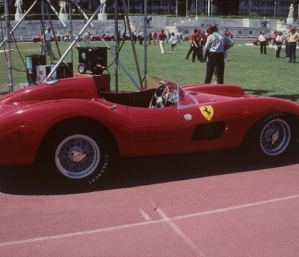 Un Ferrari de curse, din anii \'50, a fost vandut cu peste 32 milioane euro, doborand un record absolut