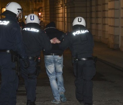 Un baiat de 10 ani a fost violat de un imigrant irakian, la o piscina din Viena. Motivatia de necrezut a barbatului